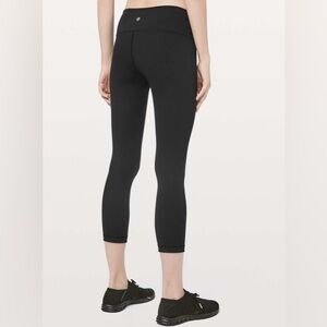 4059 -EUC 🍋 Lululemon Wunder Under Crop III Full-On Luxtreme 21"
Black
